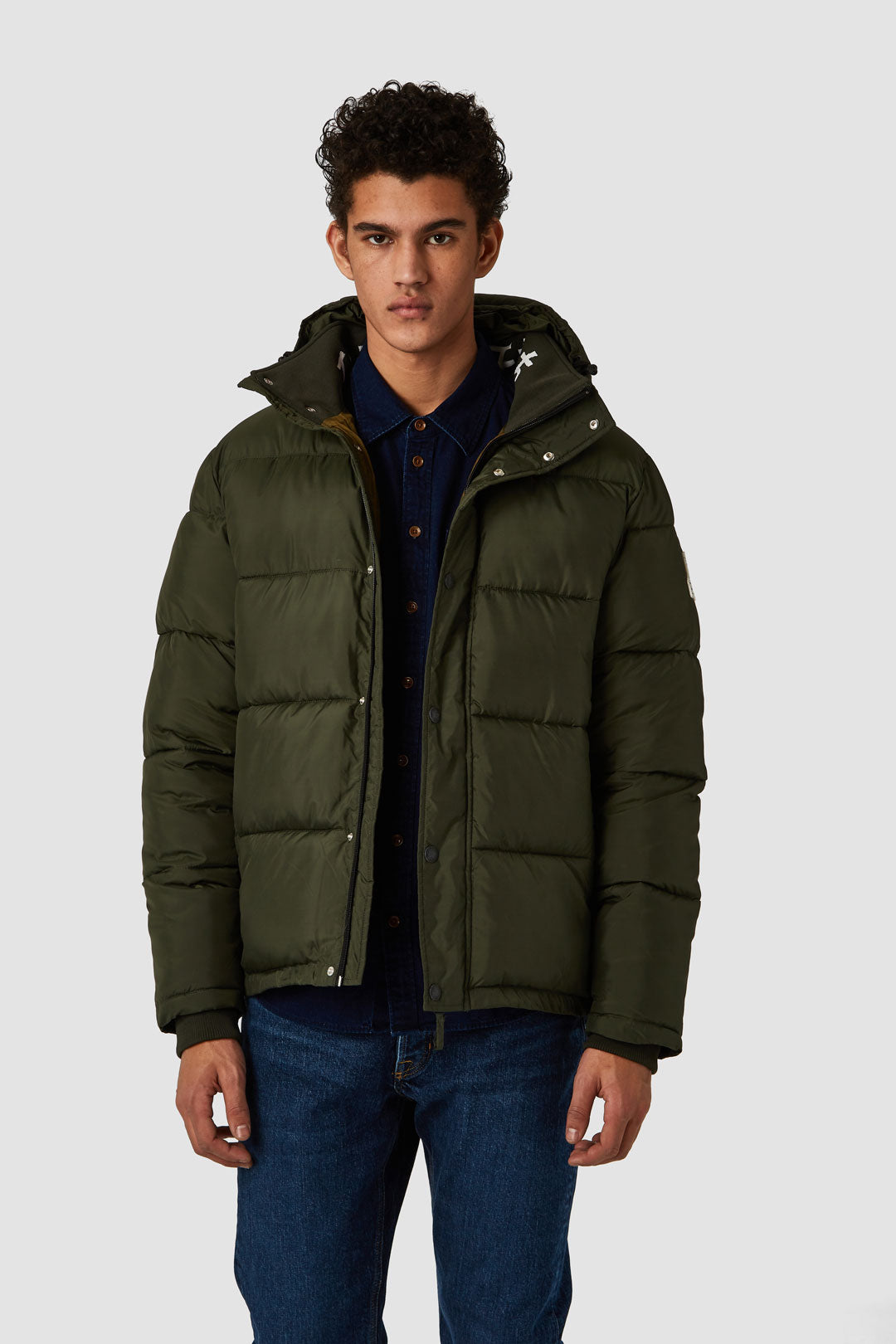 Vinterjacka tillverkad av 100% återvunnen polyester. Annei Military Green från Kings of indigo