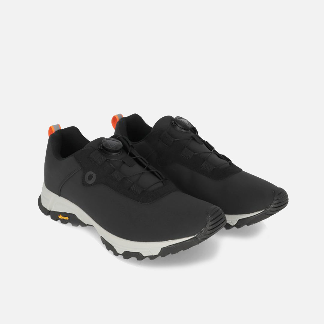 Vattentåliga skor med anti-slip-sula från Vibram. Saknar skosnören och du spänner med en snurrskiva.
