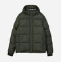 Vinterjacka tillverkad av 100% återvunnen polyester. Annei Military Green från Kings of indigo