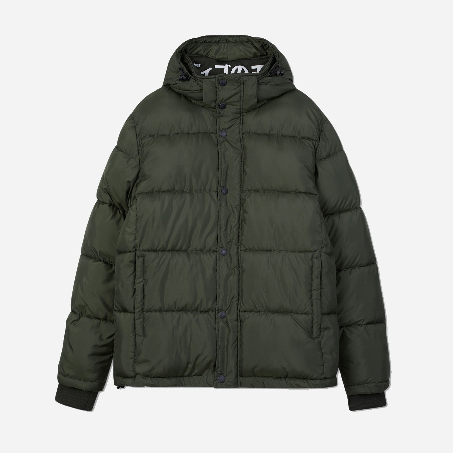 Vinterjacka tillverkad av 100% återvunnen polyester. Annei Military Green från Kings of indigo