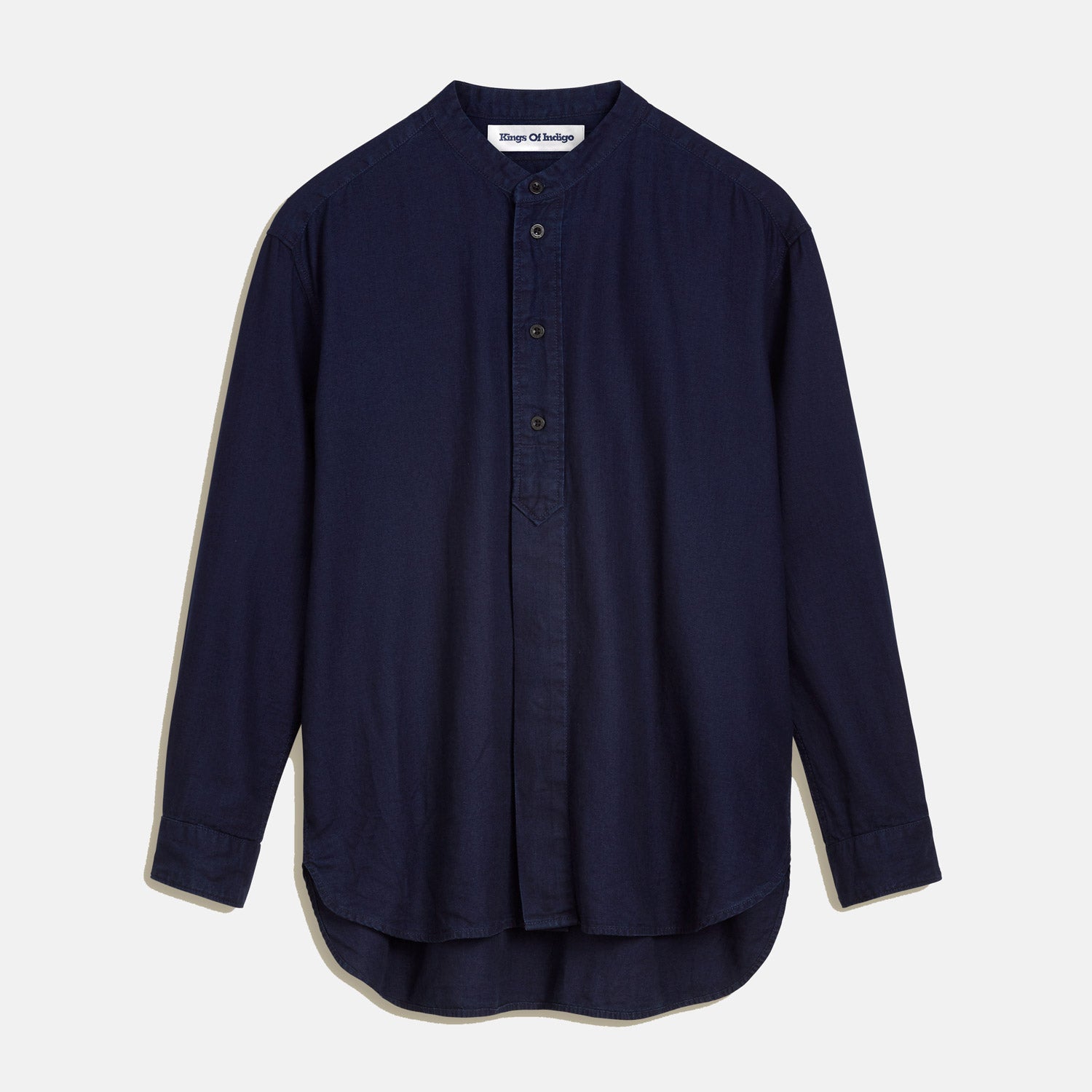 Takata är en ekologisk damskjorta med mandarinkrage från Kings of Indigo. Ett av världens ledande och mest progressiva företag inom hållbart mode.