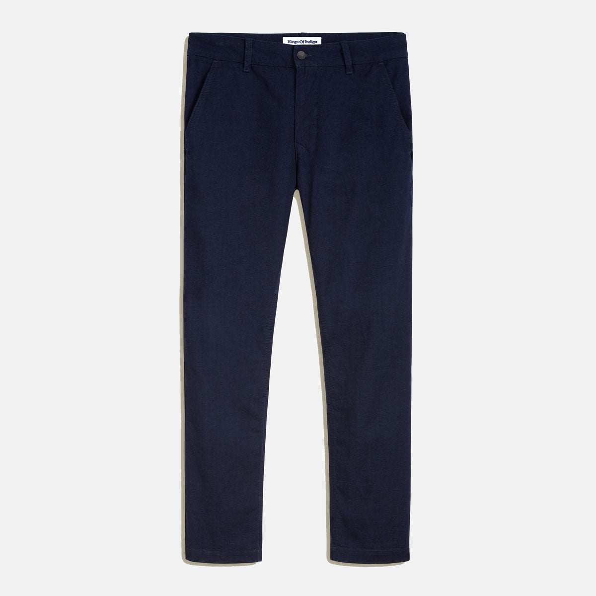 Ekologiska chinos Sujin Indigo Crinkle från KOI tillverkade i 100% ekologisk bomull. Något vida upptill med avsmalnade ben.