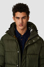 Vinterjacka tillverkad av 100% återvunnen polyester. Annei Military Green från Kings of indigo